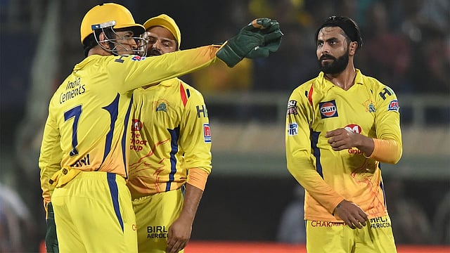 মাঠে ধোনি মানেই ব্যস্ত এক অধিনায়ক। ছবি: এএফপি