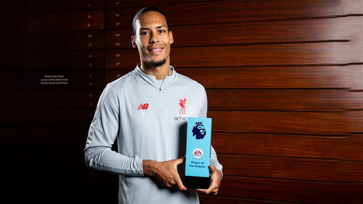 ফন ডাইকের হাতে প্রিমিয়ার লিগ সেরা ট্রফি। ছবি: টুইটার