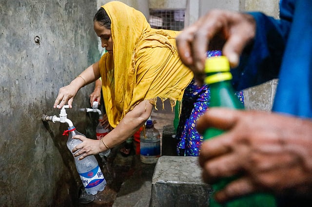 আশপাশের বিভিন্ন এলাকা থেকেও লোকজন এসে খাওয়ার পানি নিয়ে যান।