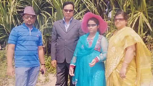 রাজধানীর উত্তরখানের একটি বাসা থেকে একই পরিবারের তিনজনের লাশ উদ্ধার করা হয়। ছবিতে মা জাহানারা বেগম, বাবা ইকবাল হোসেন, ছেলে কাজী মুহিব হাসান ও মেয়ে তাসপিয়া সুলতানা। ছবি: সংগৃহীত
