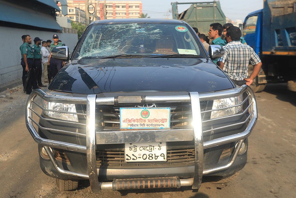 সড়কের ওপর অবৈধ দোকান উচ্ছেদ করতে গিয়ে বাধার মুখে পড়েন ভ্রাম্যমাণ আদালত। এ সময় নির্বাহী ম্যাজিস্ট্রেটের গাড়ি ভাঙচুর করা হয়। শেরশাহ বাংলাবাজার, চট্টগ্রাম। ছবি: জুয়েল শীল