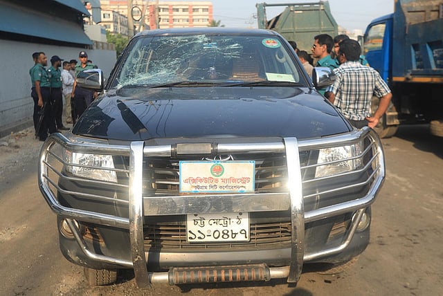সড়কের ওপর অবৈধ দোকান উচ্ছেদ করতে গিয়ে বাধার মুখে পড়েন ভ্রাম্যমাণ আদালত। এ সময় নির্বাহী ম্যাজিস্ট্রেটের গাড়ি ভাঙচুর করা হয়। শেরশাহ বাংলাবাজার, চট্টগ্রাম। ছবি: জুয়েল শীল