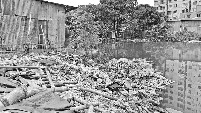 গাজীপুরের টঙ্গীর পশ্চিম আরিচপুর এলাকায় সরকারি পুকুরে অবৈধ স্থাপনা। গতকাল তোলা ছবি।  প্রথম আলো