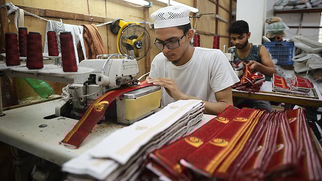 টুপিতে এমব্রয়ডারির কাজ করছেন কারিগরেরা।