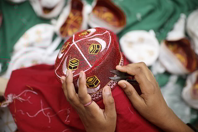 মসৃণ করা হচ্ছে নকশাদার টুপি।