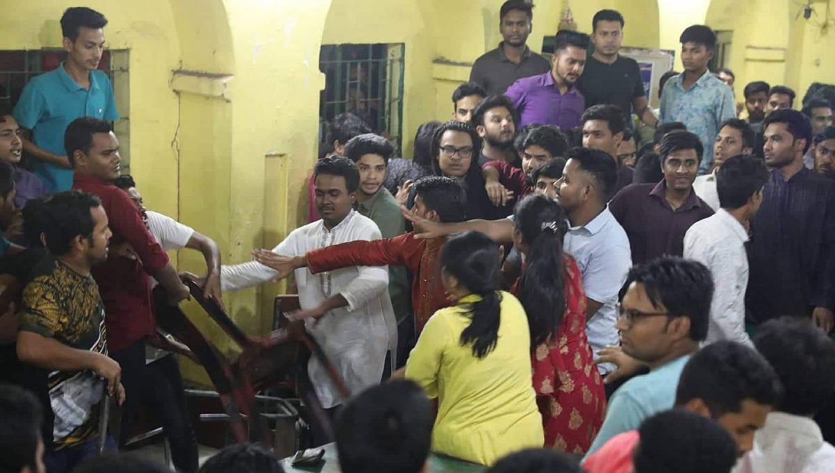 নতুন কমিটিতে পদবঞ্চিতরা মধুর ক্যানটিনে সংবাদ সম্মেলন করতে গেলে তাঁদের ওপর হামলা চালানো হয়। ছবি: ইউএনবি