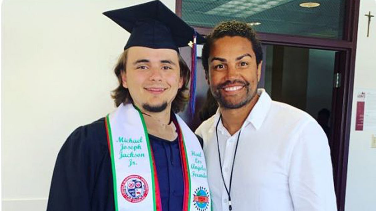 মাইকেল জ্যাকসনের বড় ছেলে প্রিন্স জ্যাকসন স্নাতক হলেন। পাশে তাঁর আইনি অভিভাবক টি জে জ্যাকসন