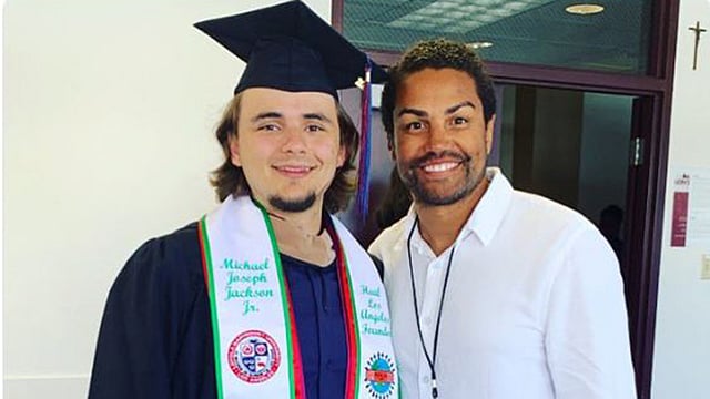 মাইকেল জ্যাকসনের বড় ছেলে প্রিন্স জ্যাকসন স্নাতক হলেন। পাশে তাঁর আইনি অভিভাবক টি জে জ্যাকসন