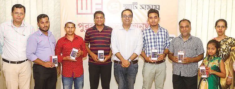 উই-স্মার্ট সময় কুইজ প্রতিযোগিতার বিজয়ীদের সঙ্গে অতিথিরা