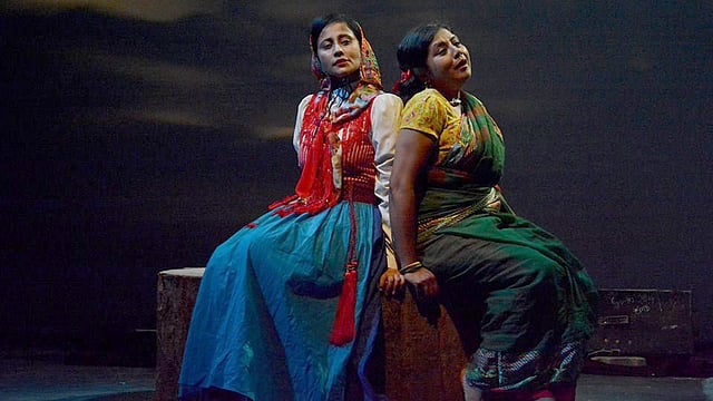 ‘সুতায় সুতায় হ্যানা ও শাপলা’ নাটকের একটি দৃশ্য