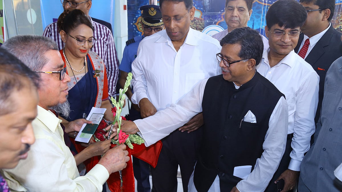 ঢাকা-দিল্লি-ঢাকা রুটে বিমানের ফ্লাইটের উদ্বোধন করেন বেসামরিক বিমান পরিবহন ও পর্যটন প্রতিমন্ত্রী মো. মাহবুব আলী। ছবি: সংগৃহীত