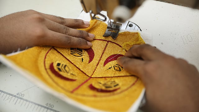 টুপির মূল অংশের কাপড় সেলাই করা হচ্ছে।