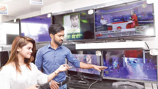 ঈদ এবং ক্রিকেট বিশ্বকাপ মিলিয়ে বাজারে টিভির বেশ চাহিদা আছে। মডেল: অনামিকা ও মেহেদী, ছবি: স্মার্ট সময়