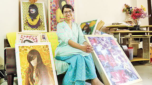 নিজের ফটোগ্রাফির সঙ্গে নওরোজ।  ছবি: সাবরিনা ইয়াসমীন