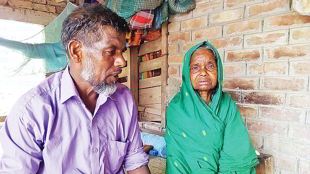 মায়ের সঙ্গে ছেলে।  ছবি: প্রথম আলো