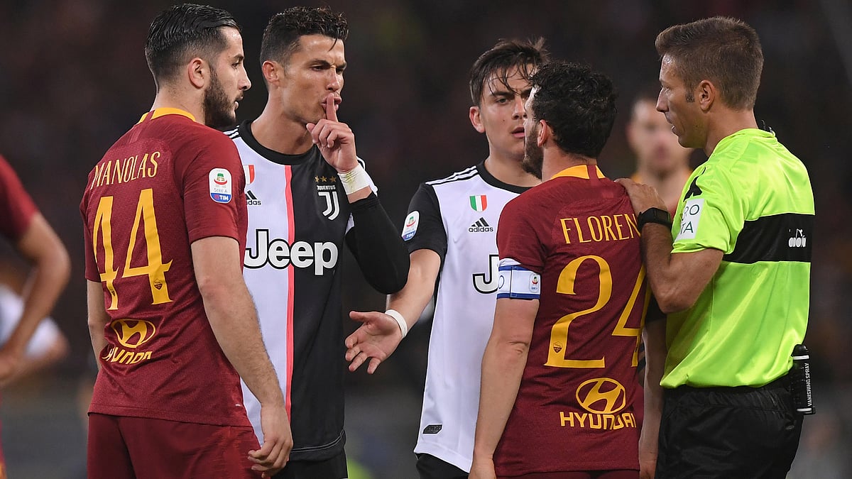 ফ্লোরেঞ্জির সঙ্গে তর্ক চলছে রোনালদোর। ছবি: রয়টার্স