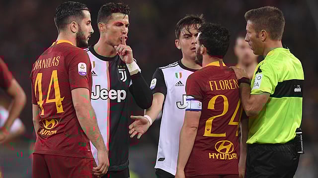 ফ্লোরেঞ্জির সঙ্গে তর্ক চলছে রোনালদোর। ছবি: রয়টার্স