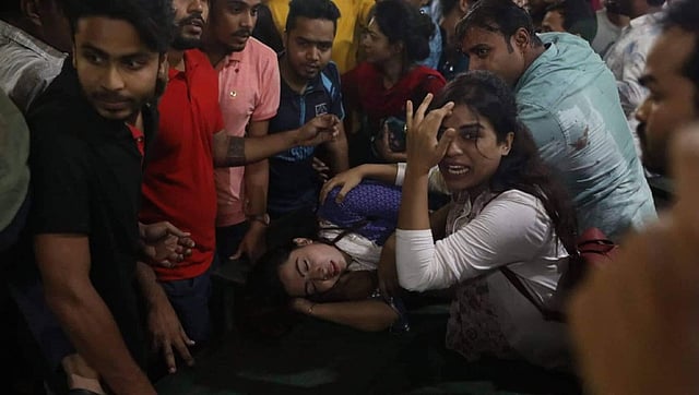 নতুন কমিটিতে পদবঞ্চিতরা মধুর ক্যানটিনে সংবাদ সম্মেলন করতে গেলে তাঁদের ওপর হামলা চালানো হয়। ছবি: ইউএনবি