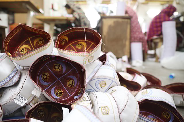 তৈরি হচ্ছে একের পর এক টুপি।