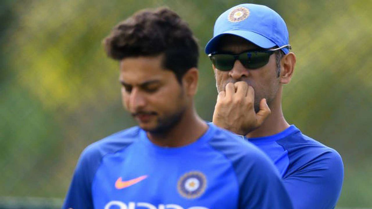 কুলদ্বীপ যাদব ও মহেন্দ্র সিং ধোনি। ছবি: এএফপি