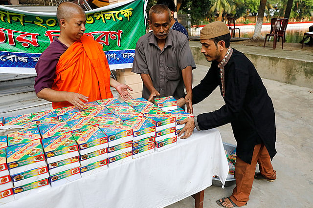 ধর্মরাজিক বৌদ্ধ মহাবিহারের মূল ফটকের ভেতরে অতীশ হলের সামনে ইফতারি বিতরণের আয়োজন চলছে। বড়সড় একটা টেবিলের ওপর ইফতারির প্যাকেট সাজানো হচ্ছে।