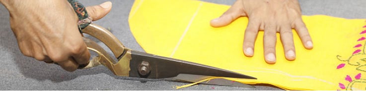 পছন্দমতো পোশাকের কাটছাঁট করিয়ে নেওয়া যায় দরজি বাড়ি থেকে