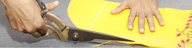 পছন্দমতো পোশাকের কাটছাঁট করিয়ে নেওয়া যায় দরজি বাড়ি থেকে