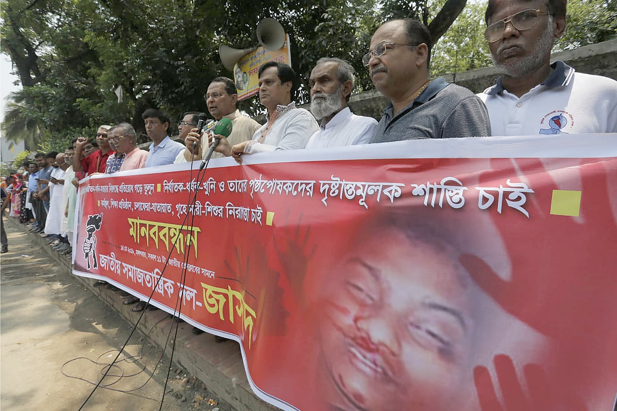 নারী ও শিশু নির্যাতনের  প্রতিবাদে ও অপরাধীদের বিচারের দাবিতে জাতীয় সমাজতান্ত্রিক দল জাসদ মানববন্ধন করে। জাতীয় প্রেসক্লাবের সামনে, ঢাকা, ১৪ মে। ছবি: হাসান রাজা