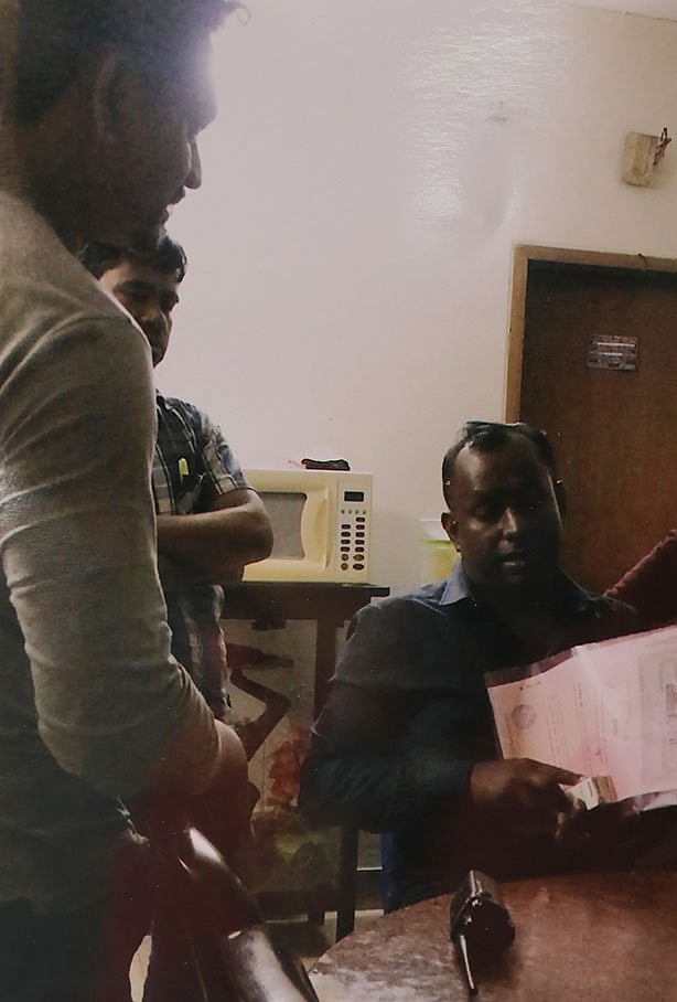 নাজনাদের উত্তরার বাসায় ৭ মার্চ রাতে ডিবির উপপরিদর্শক মামুন চুক্তিপত্রটি হস্তগত করছেন। ছবি সংগৃহীত