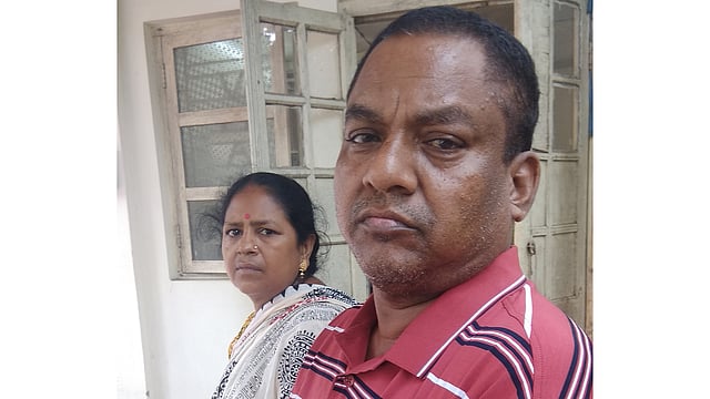 নরসিংদীর বলাই চন্দ্র পাল ও তাঁর স্ত্রী শিখা রানী পাল। ছবি: প্রথম আলো