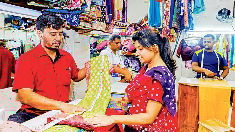ঈদের দিন পছন্দসই পোশাকে নিজেকে সাজাতে দরজিবাড়িতে ছুটছেন নগরের নারীরা। বিভিন্ন বিপণিবিতানের দরজিপাড়ায় সে চিত্রই দেখা গেল। গতকাল রাজধানীর চাঁদনী চকে।  ছবি: সাবিনা ইয়াসমিন