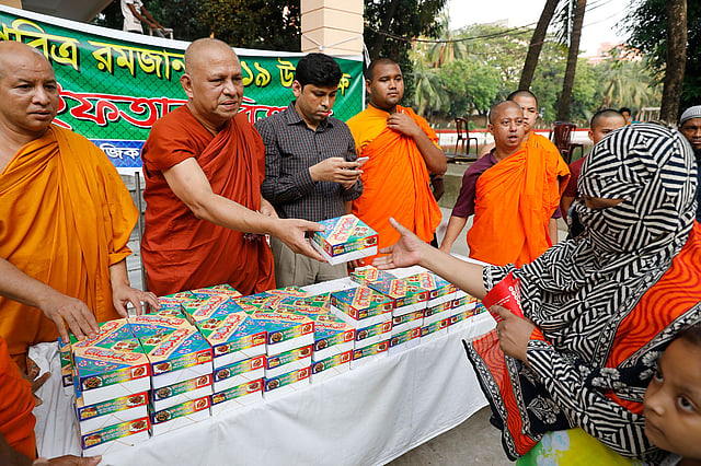 বিহারের অন্যতম প্রতিষ্ঠাতা পরিচালক বুদ্ধপ্রিয় মহাথের ইফতারির প্যাকেট দিচ্ছেন।