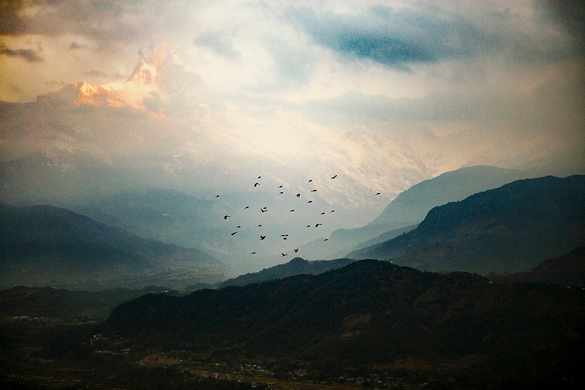 পোখারার কাছে সারাংকোট থেকে হিমালয় পর্বতমালার মাছাপুচ্ছুরে পর্বতের ওপর সূর্যোদয়।