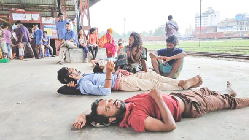 রেলওয়ের প্ল্যাটফর্মে ভবঘুরেরা। সাম্প্রতিক ছবি।  প্রথম আলো
