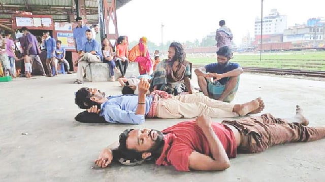 রেলওয়ের প্ল্যাটফর্মে ভবঘুরেরা। সাম্প্রতিক ছবি।  প্রথম আলো