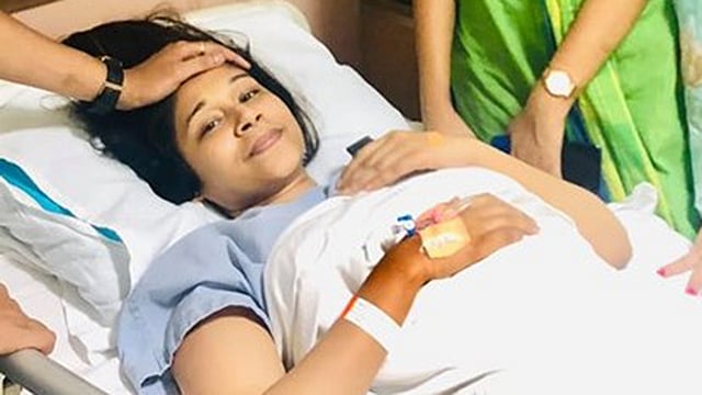 অ্যাপোলো হাসপাতালে চিকিৎসাধীন বিমানের ফ্লাইট স্টুয়ার্ডেস ফারজানা গাজী অভ্র। ছবি: সংগৃহীত