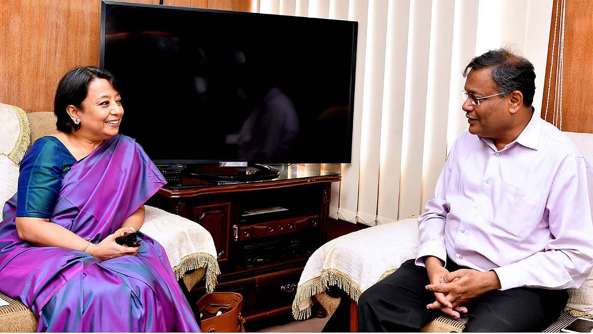 তথ্যমন্ত্রী ড. হাছান মাহমুদের সঙ্গে তাঁর কার্যালয়ে সৌজন্য সাক্ষাৎ করেন ঢাকায় নিযুক্ত ভারতের হাইকমিশনার রীভা গাঙ্গুলি। ঢাকা, ১৫ মে। ছবি: পিআইডি