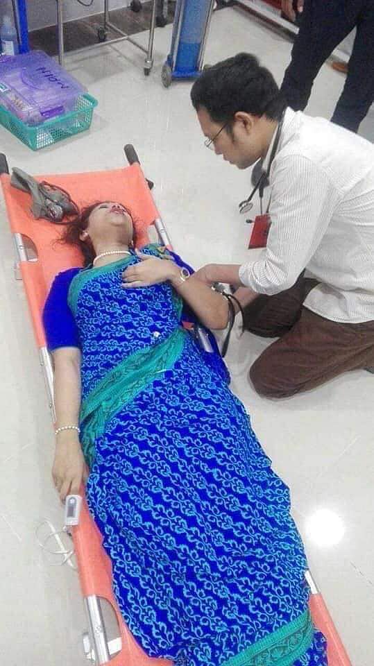 ৮ মে বিমান দুর্ঘটনার পর ইয়াঙ্গুন বিমানবন্দরে আনা হয় বিমানের ফ্লাইট স্টুয়ার্ডেস ফারজানা গাজী অভ্রকে। ছবি: সংগৃহীত