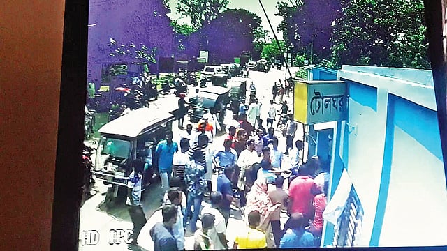 চাঁপাইনবাবগঞ্জের শিবগঞ্জ উপজেলা চেয়ারম্যানের লোকজন গতকাল মহানন্দা সেতুর টোলঘরে হামলা চালায়।  ছবি: সংগৃহীত