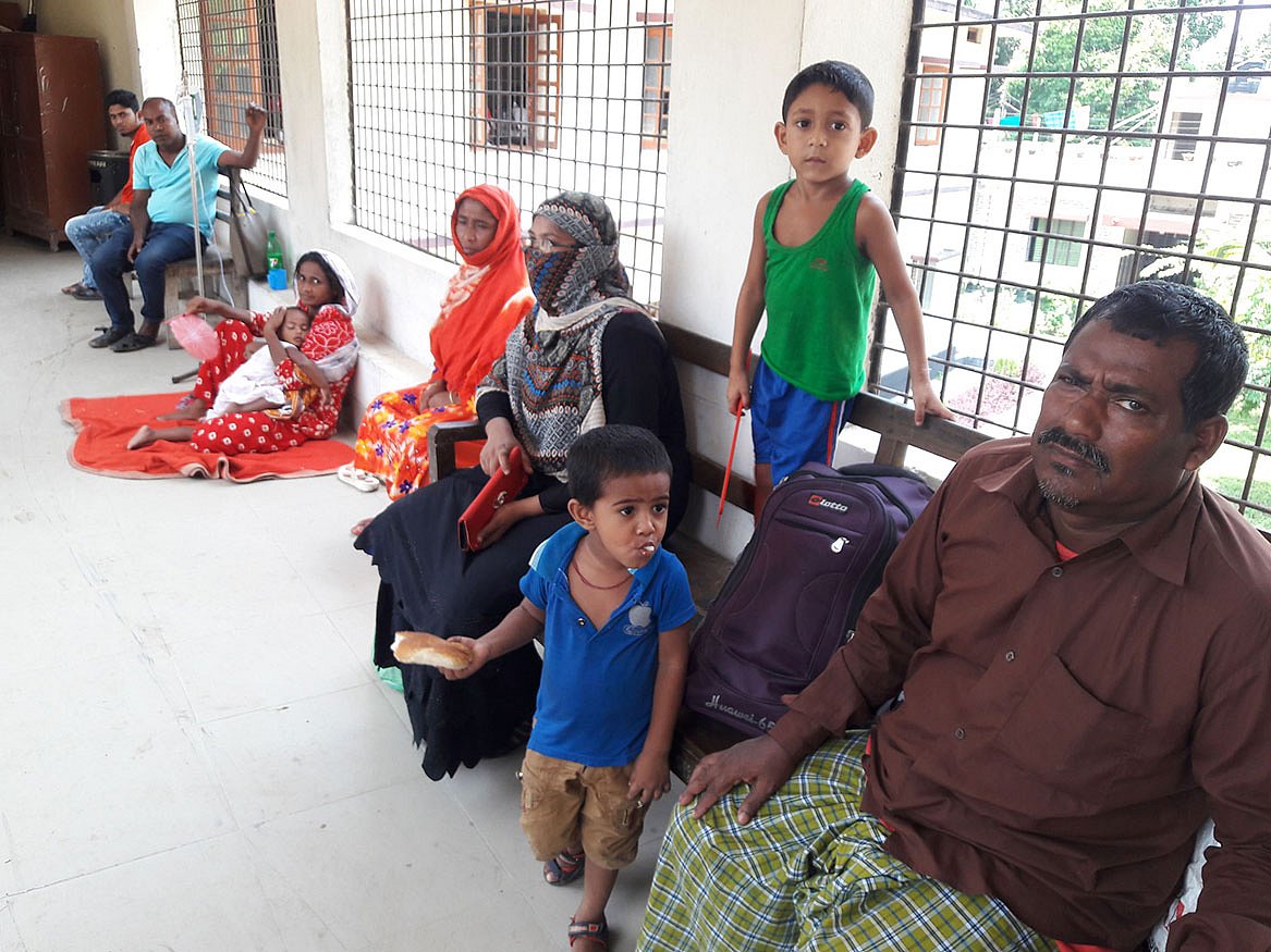 ছাদের পলেস্তারা খসে পড়ায় আতঙ্কে রোগীরা বারান্দায় আশ্রয় নিয়েছেন। লোহাগাড়া, নড়াইল, ১৫ মে। ছবি: প্রথম আলো