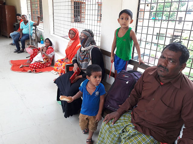 ছাদের পলেস্তারা খসে পড়ায় আতঙ্কে রোগীরা বারান্দায় আশ্রয় নিয়েছেন। লোহাগাড়া, নড়াইল, ১৫ মে। ছবি: প্রথম আলো