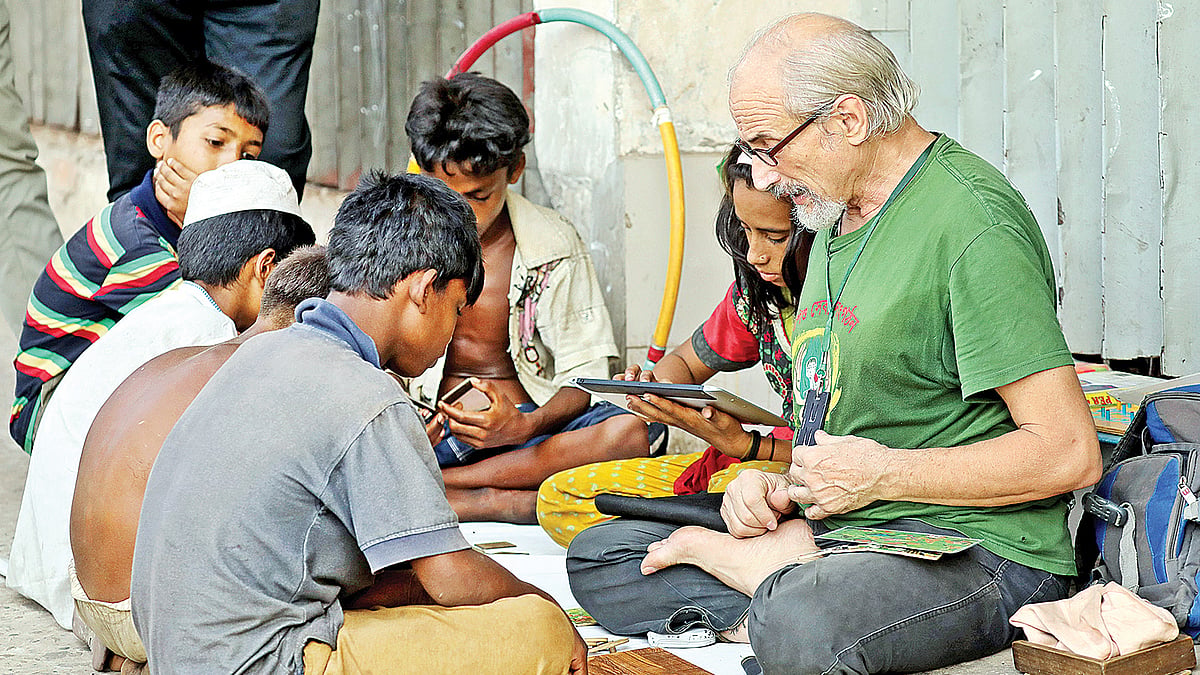 পথশিশুদের বুদ্ধিবৃত্তিক পাঠদান ও খেলাধুলা শেখান ব্রাদার লুসিও। গত রোববার বিকেল চারটায় চট্টগ্রাম নগরের এম এ আজিজ স্টেডিয়াম এলাকায়।  ছবি: সৌরভ দাশ