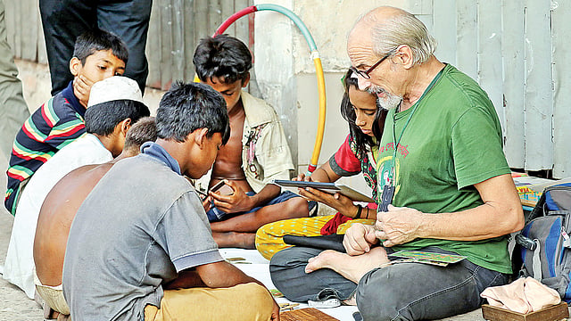 পথশিশুদের বুদ্ধিবৃত্তিক পাঠদান ও খেলাধুলা শেখান ব্রাদার লুসিও। গত রোববার বিকেল চারটায় চট্টগ্রাম নগরের এম এ আজিজ স্টেডিয়াম এলাকায়।  ছবি: সৌরভ দাশ