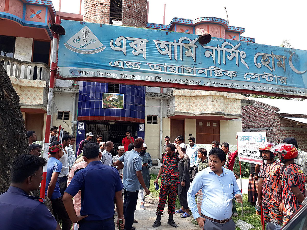 ভ্রাম্যমাণ আদালতের অভিযানের খবর পেয়ে এক্স আর্মি নার্সিং হোমের কর্মকর্তা-কর্মচারীরা পালিয়ে যান। বিরামপুর, দিনাজপুর, ১৫ মে। ছবি: এ এস এম আলমগীর