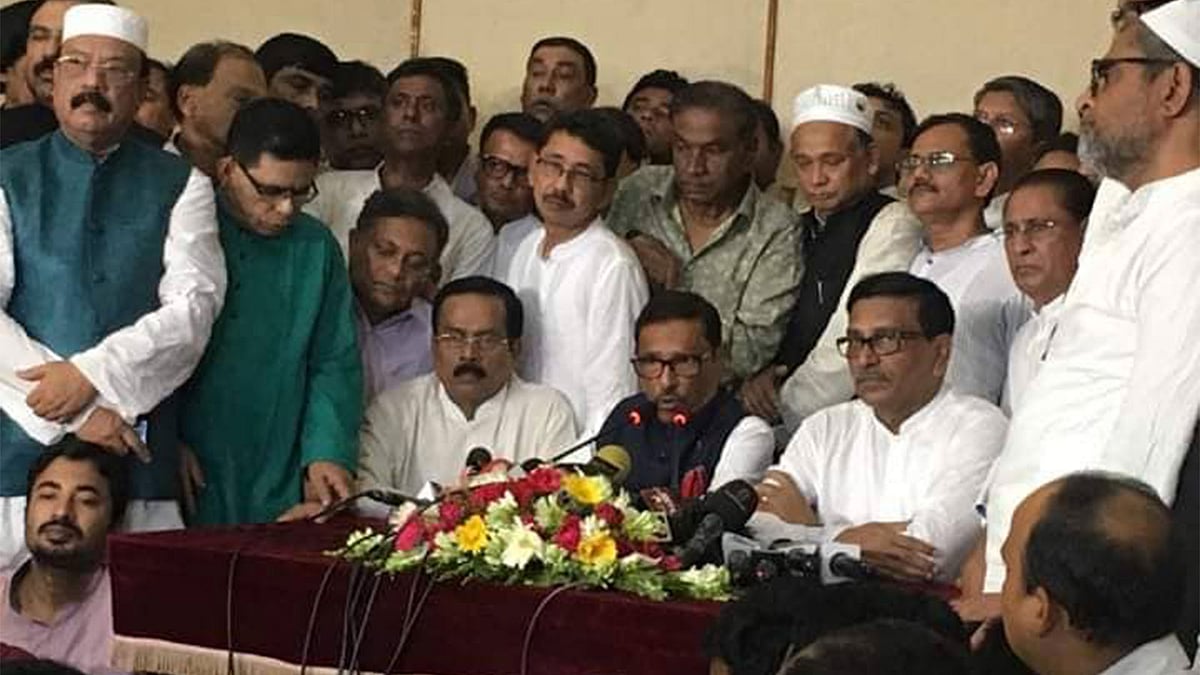বিমানবন্দরে গণমাধ্যমের সঙ্গে কথা বলেন ওবায়দুল কাদের। ঢাকা, ১৫ মে। ছবি: সংগৃহীত