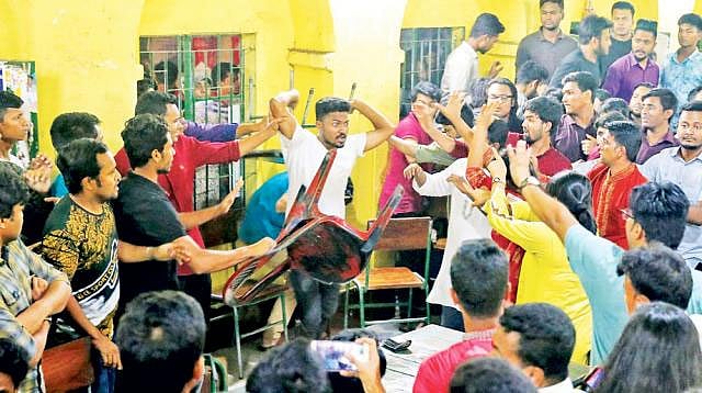 ঢাকা বিশ্ববিদ্যালয়ে ছাত্রলীগের নতুন কমিটি ঘোষণা নিয়ে দুই পক্ষের হট্টগোলের একপর্যায়ে চেয়ার ছুড়ে মারছেন একজন। মধুর ক্যানটিন, ১৩ মে। ছবি: সাইফুল ইসলাম