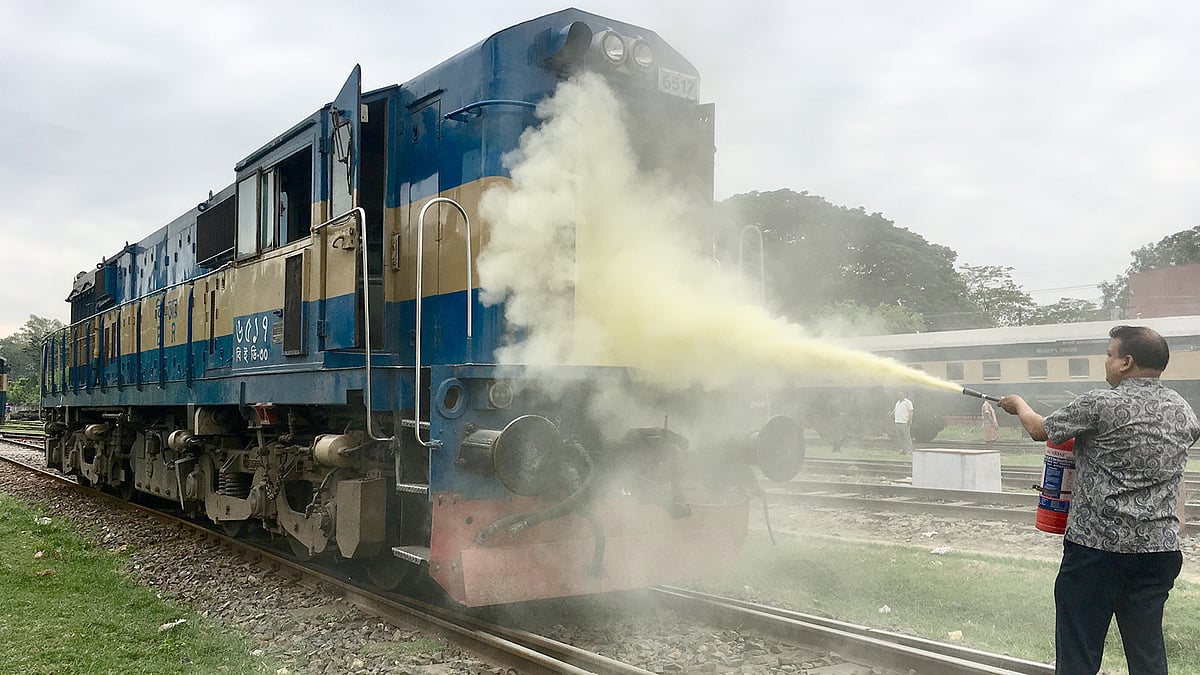 রাজশাহী স্টেশনে বুধবার সকালে একটি ট্রেন লাইনচ্যুত হয়। এ সময় ট্রেনের ইঞ্জিনে আগুন জ্বলে উঠলে সঙ্গে সঙ্গে নেভানো হয়। রেল স্টেশন, রাজশাহী ১৫ মে। ছবি: প্রথম আলো
