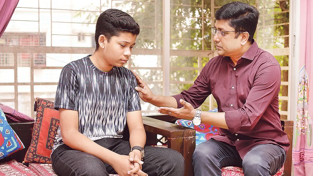 পরীক্ষায় কাঙ্ক্ষিত ফলাফল না হলে সন্তানের প্রতি দেখাতে হবে সহমর্মিতা। মডেল: ছাইফুল ইসলাম ও ইয়াস জোয়ারদার। ছবি: কবির হোসেন