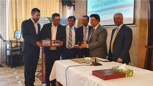রাশিয়ায় বাংলাদেশি কমিউনিটির সঙ্গে মতবিনিময় করেছেন পররাষ্ট্রমন্ত্রী এ কে আবদুল মোমেন। ছবি: সংগৃহীত