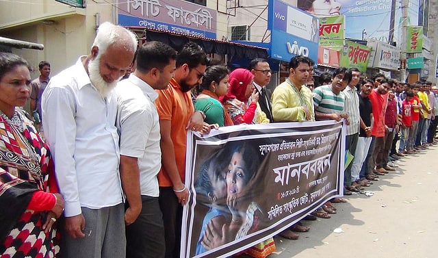 চিকিৎসক প্রিয়াংকার রহস্যজনক মৃত্যুর ঘটনার সুষ্ঠু তদন্ত করে দোষী ব্যক্তিদের দৃষ্টান্তমূলক শাস্তির দাবিতে মানববন্ধন করা হয়েছে। আলফাত স্কয়ার, স্টেশন রোড, সুনামগঞ্জ, ১৬ মে। ছবি: প্রথম আলো